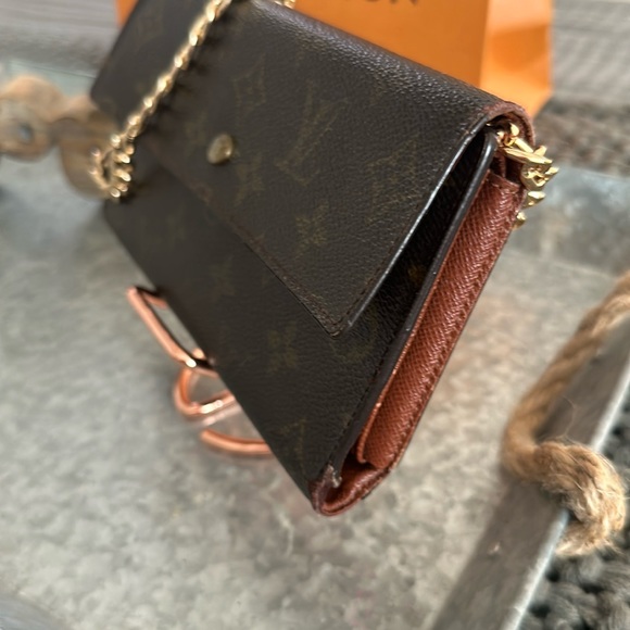 LV Sarah Long Wallet on Chain - Picture 2 of 15